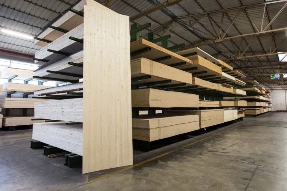 magazzino di pannelli in legno per arredamento