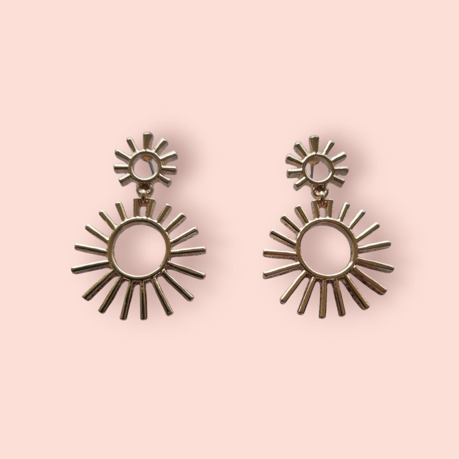 Conjunto de collar y pendientes de plata en una tarjeta de presentación que presenta colgantes de corazón con gemas azules, colocados sobre una superficie de madera.