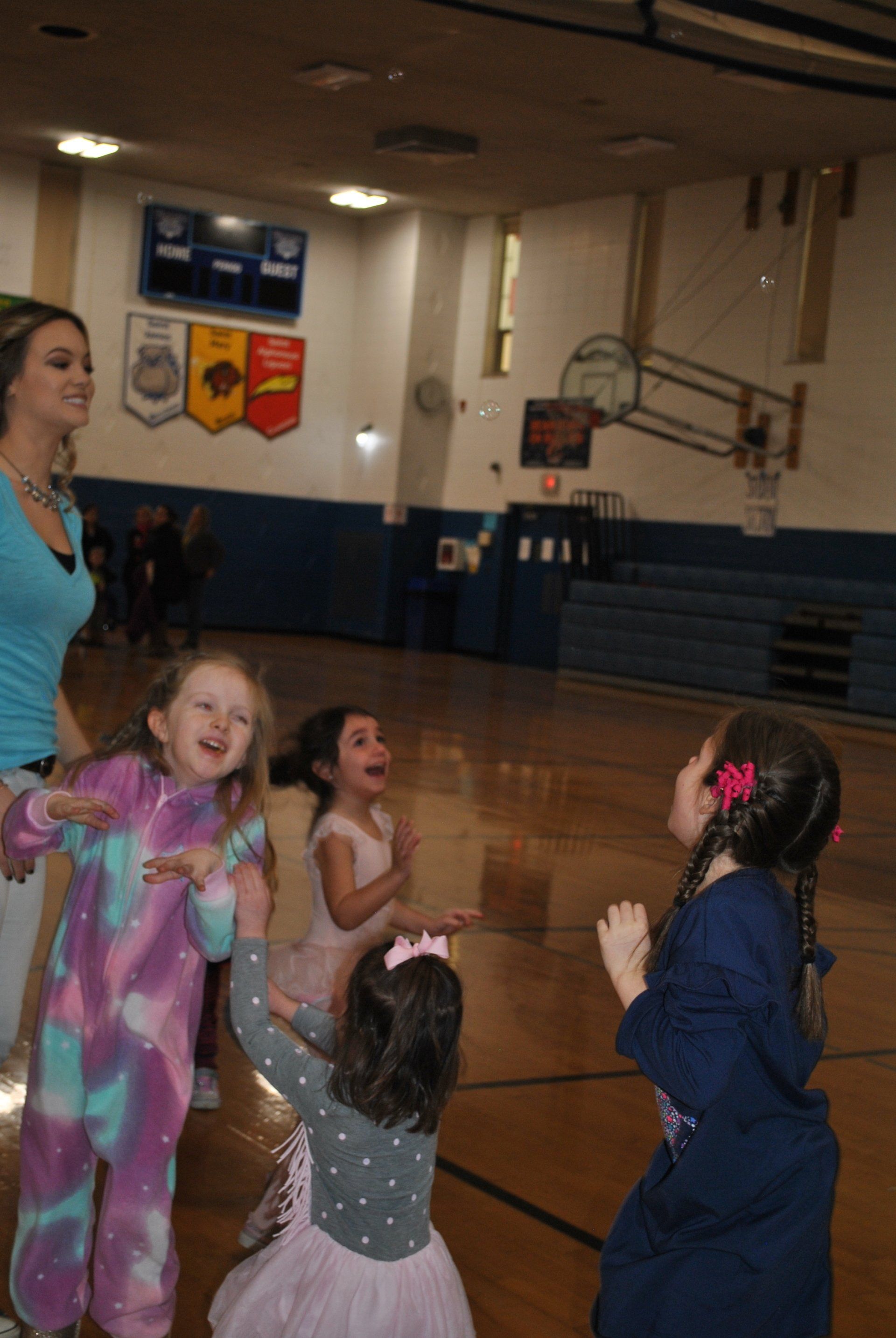 chicago kid party dj dancer and kids chasing bubbles