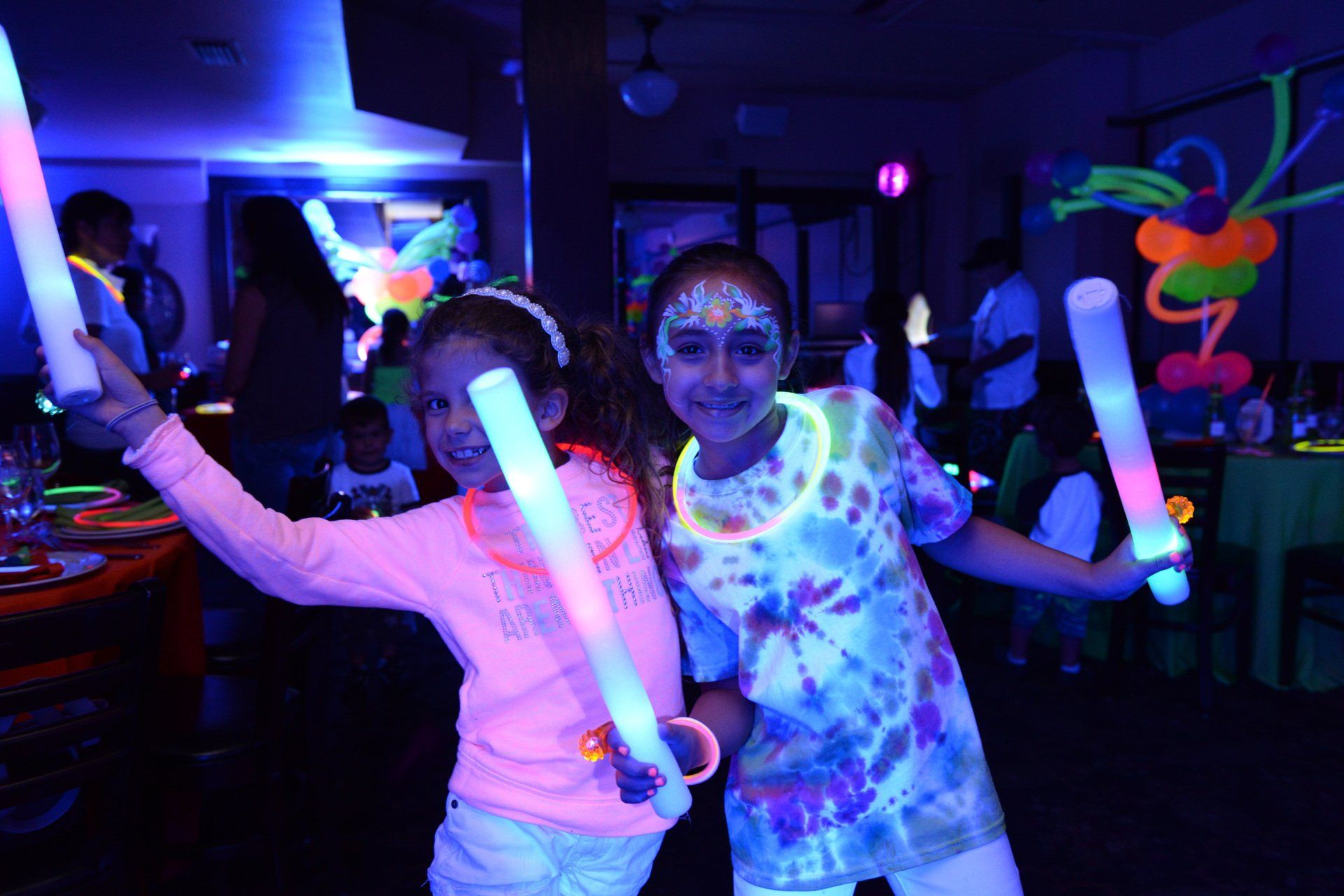 chicago glow in the dark black light kids party tween girls with glow in the dark led wands