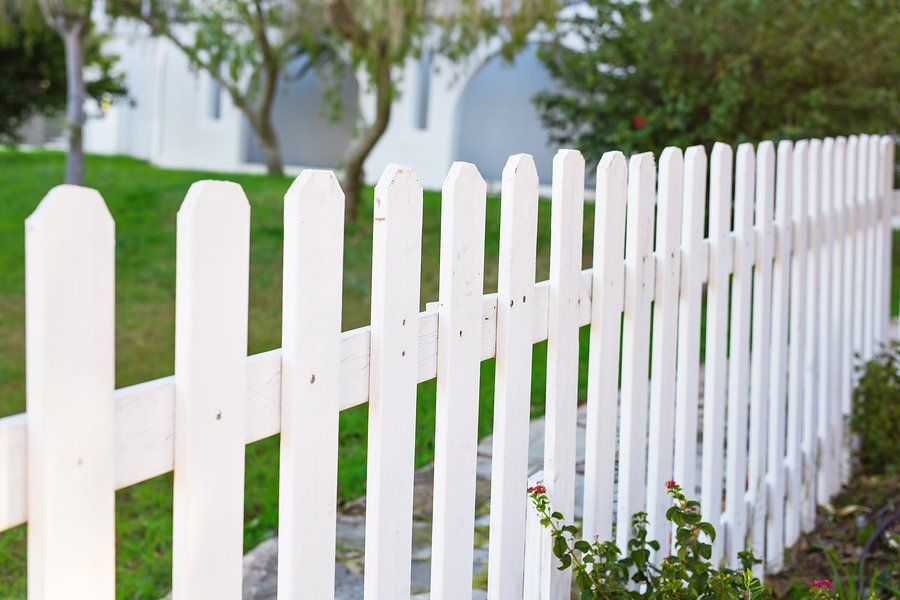 a white vinyl fence