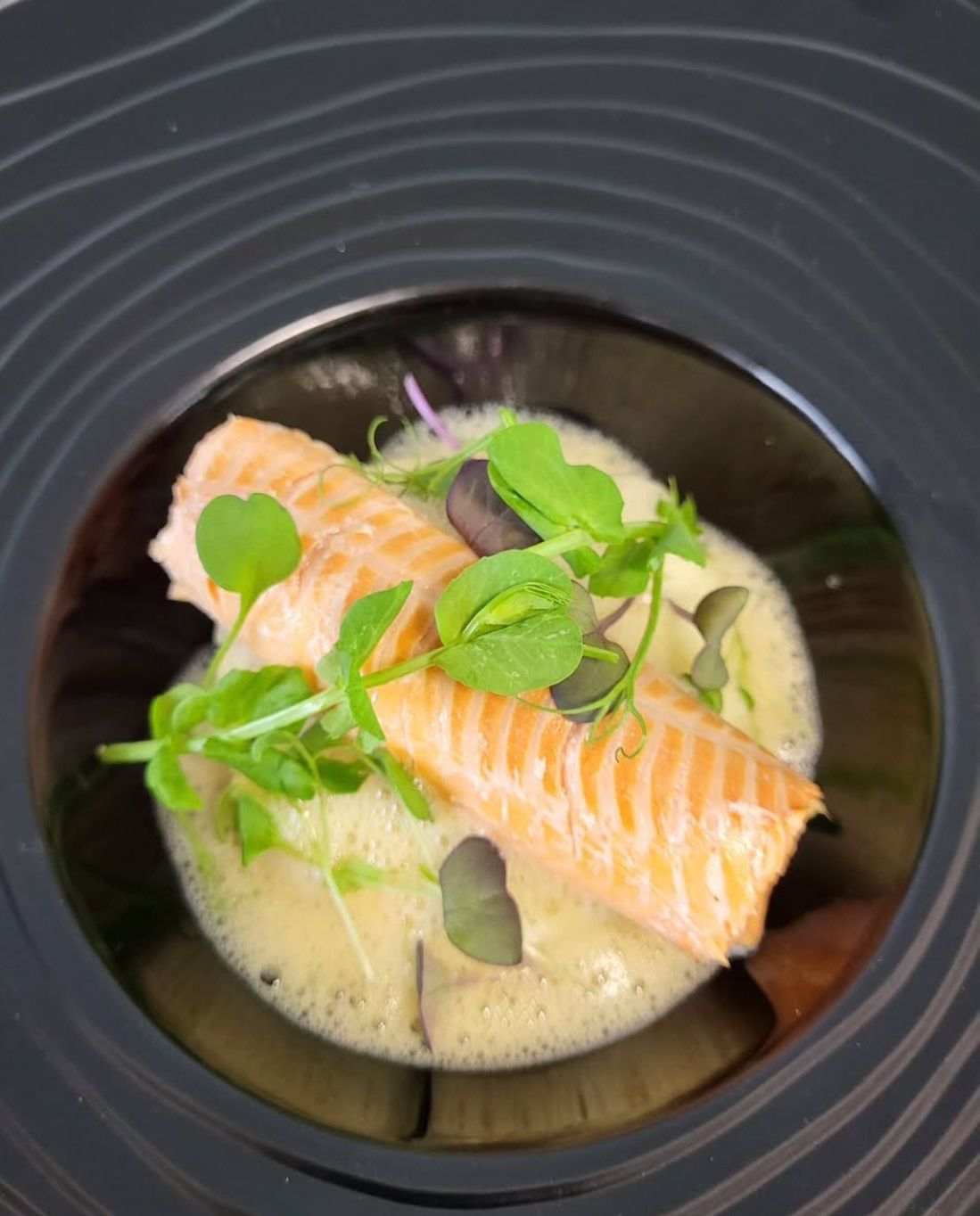 Un gros plan d'une assiette de nourriture sur une table.