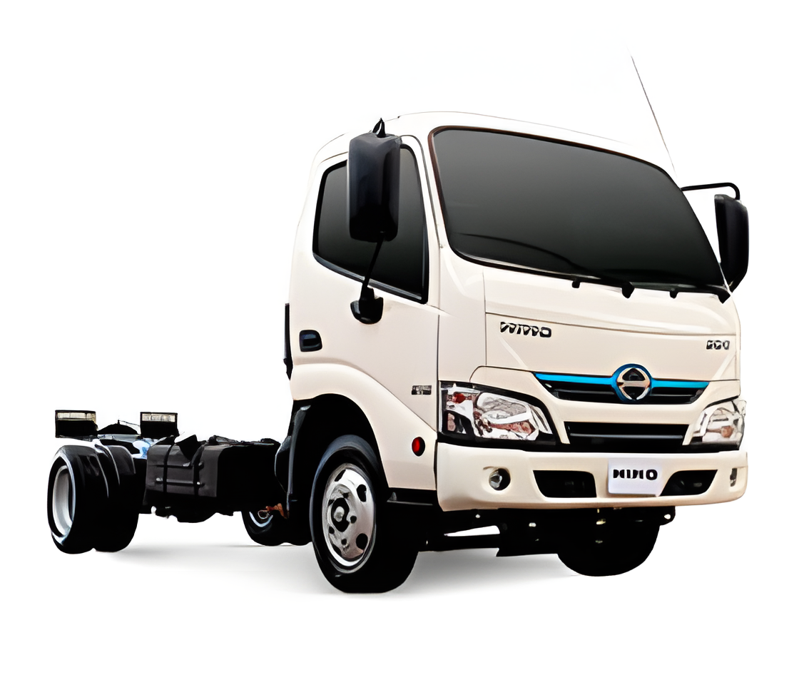 Chassi de caminhão Hino branco com cabine avançada sobre um fundo branco liso