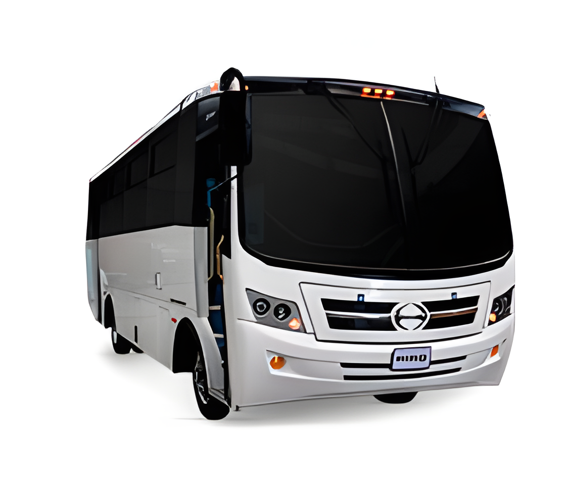 Ônibus de passageiros branco e preto sobre fundo branco, vista frontal em ângulo.