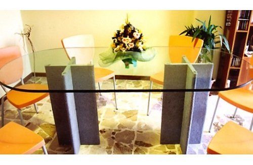 tavolo di vetro e pietra