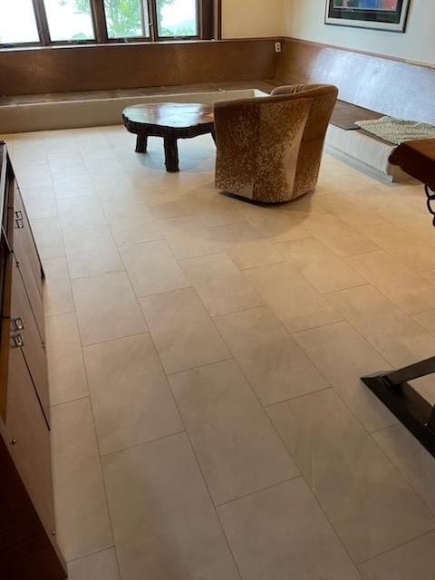 A living room with a table and chairs in it