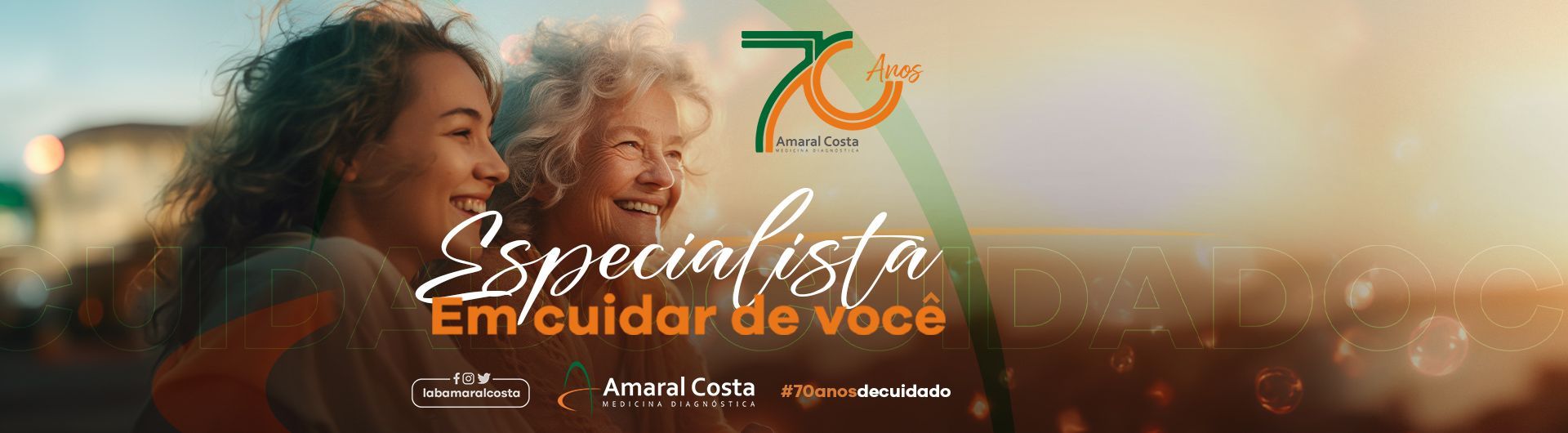 Duas mulheres estão de pé, uma ao lado da outra, sorrindo.