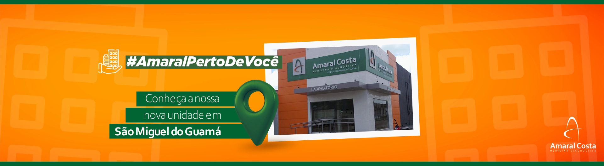 Uma imagem de um edifício em um fundo laranja com uma legenda verde.