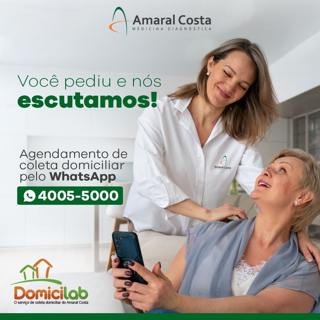 Uma mulher está ajudando uma senhora mais velha com um celular