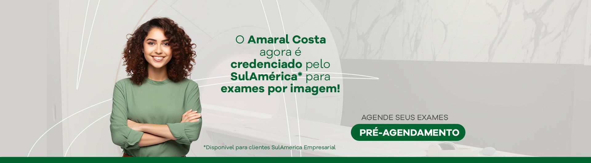 Uma mulher de camisa verde está de pé com os braços cruzados.
