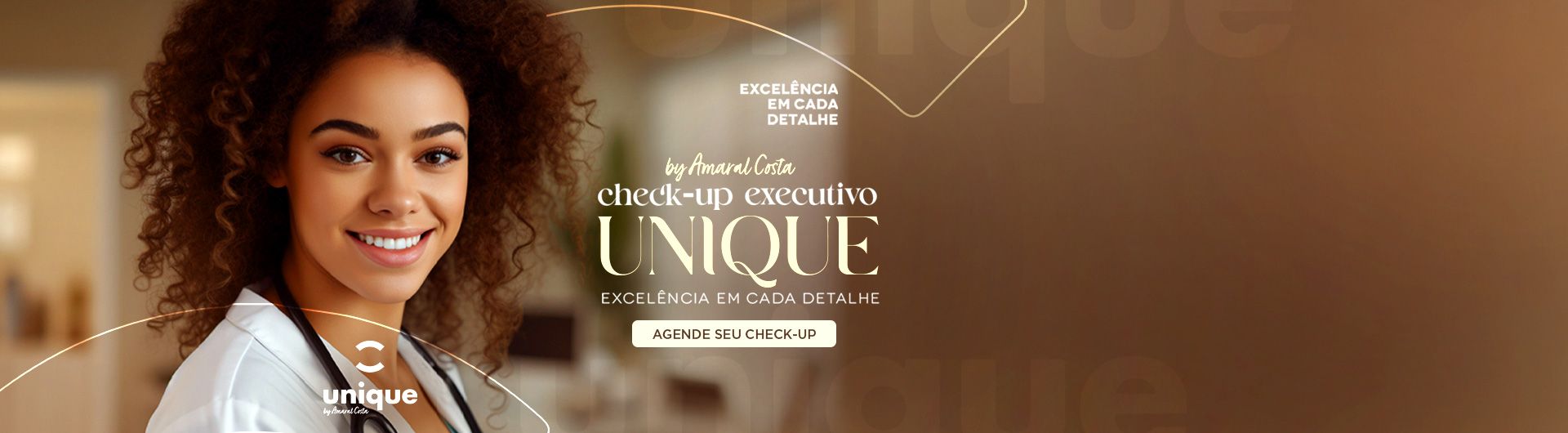 Uma mulher de jaleco com um estetoscópio pendurado no pescoço está sorrindo.