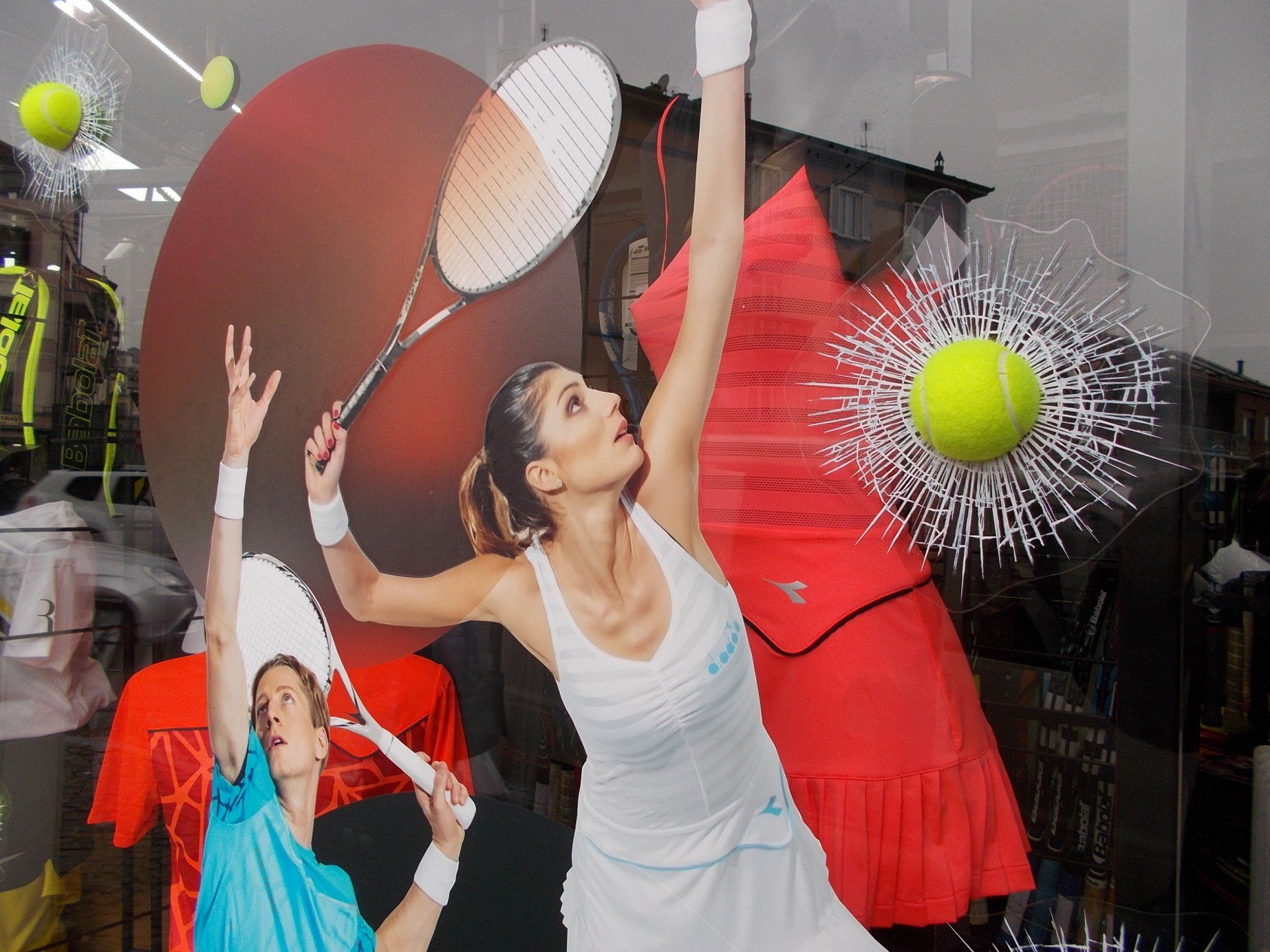 Dettaglio vetrofania Diadora