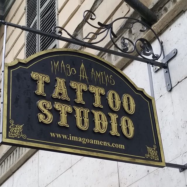 Insegne dipinte a mano