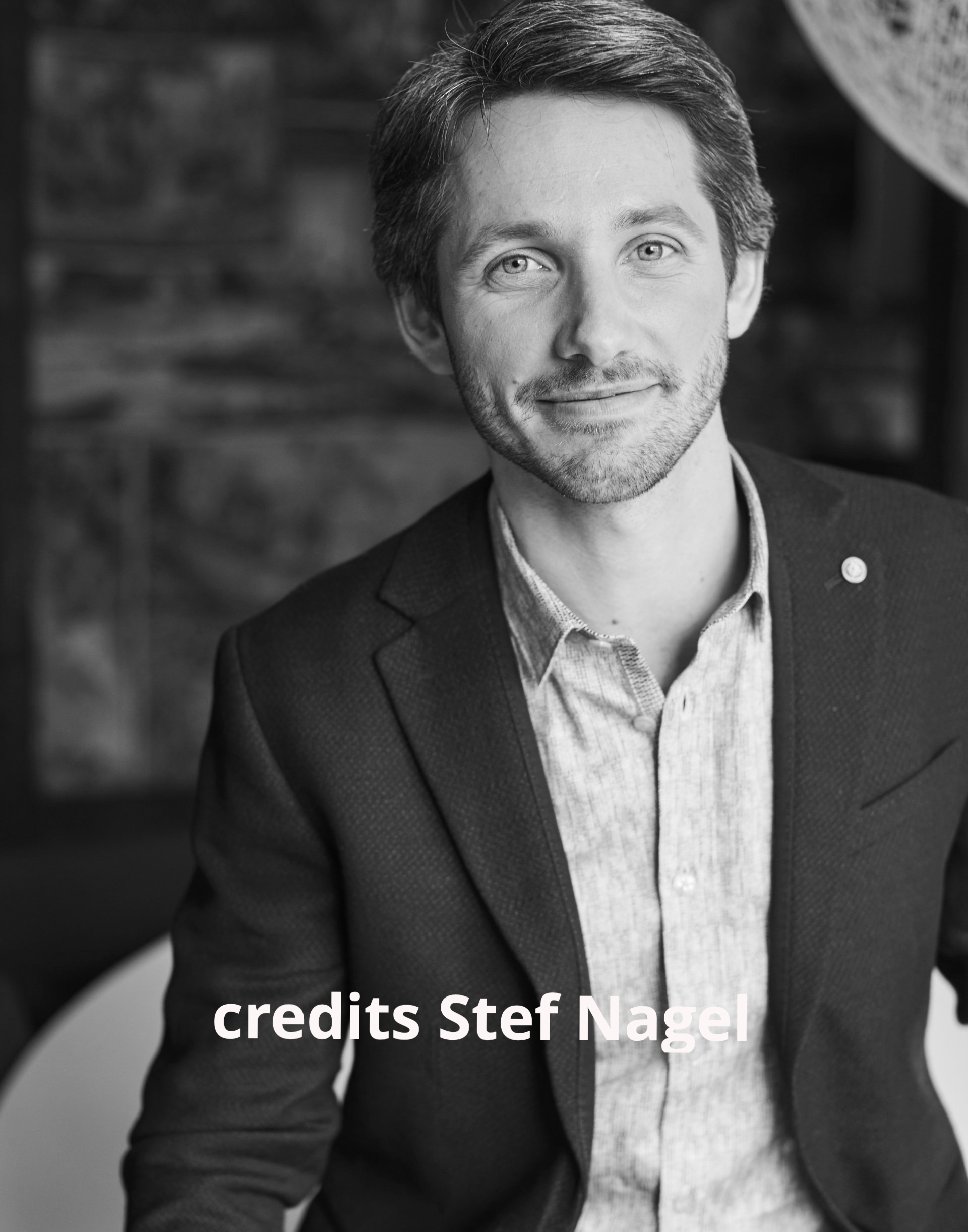 Wouter is een veelgevraagd spreker, trainer en consultant. Hij studeerde af in Nederlands recht en aansluitend volgde hij een opleiding aan de Amsterdamse toneelschool, waarna hij werkte als acteur (on der andere GTST en Villa Achterwerk). Hij volgde meerdere opleidingen tot compassie en mindfulnesstrainer, onder andere aan de Vrije Universiteit Amsterdam.