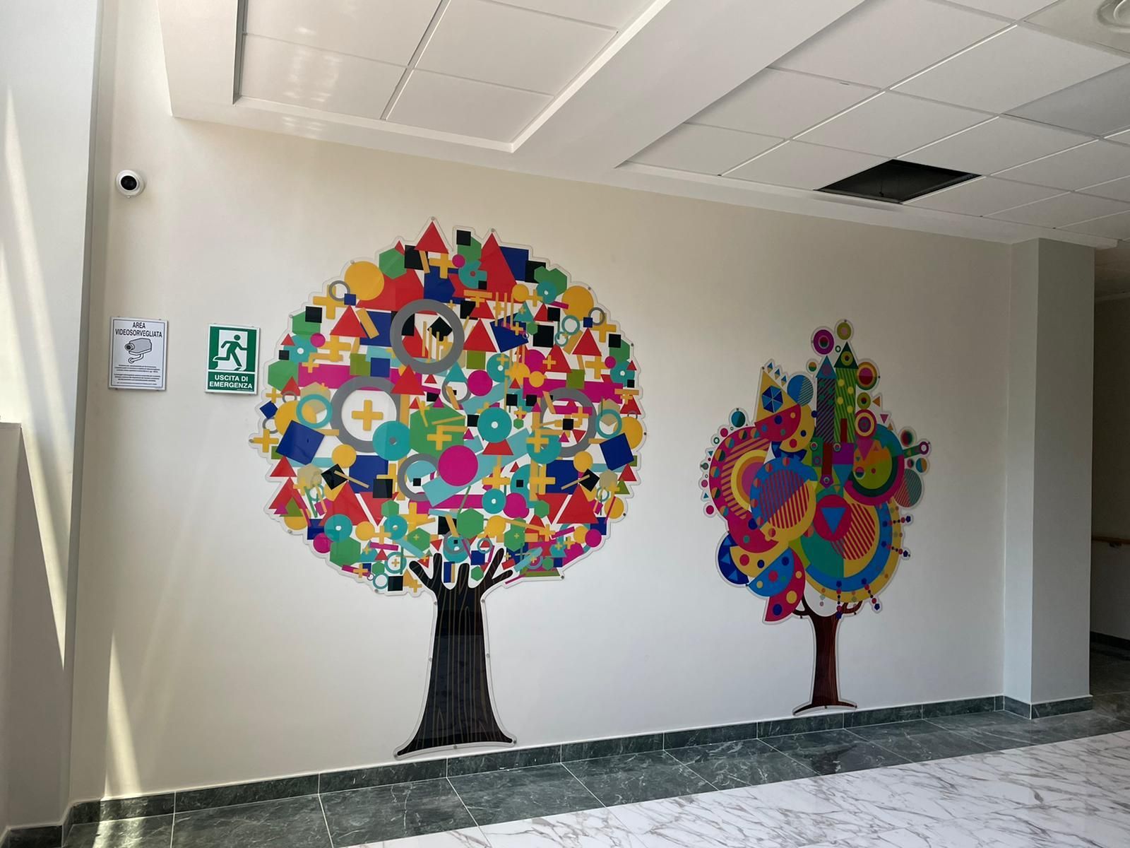 Sala RMN con pannelli a parete