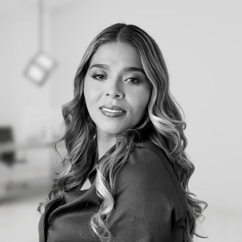 Una fotografía en blanco y negro de una mujer con cabello largo.