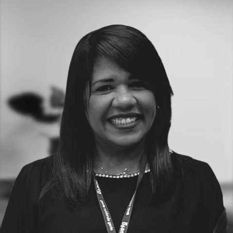 Una mujer sonríe en una foto en blanco y negro.