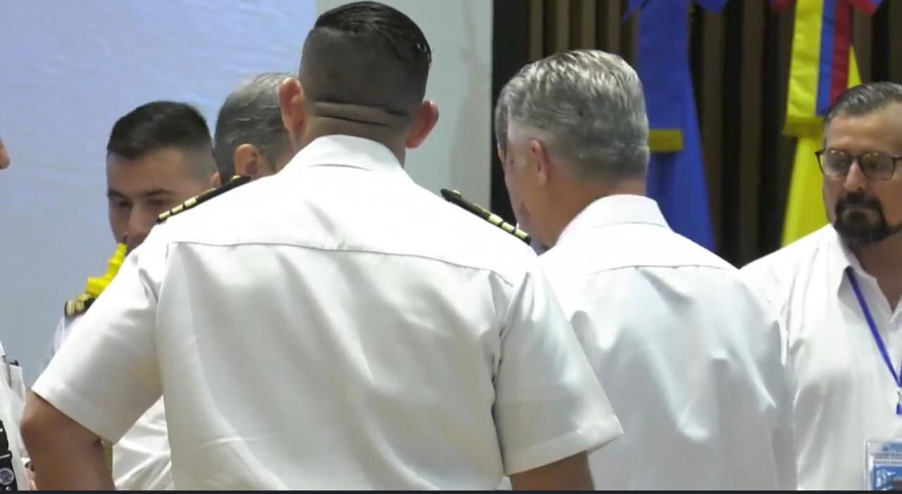 Un grupo de hombres con camisas blancas están parados uno al lado del otro.