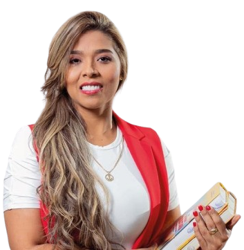 Una mujer con un chaleco rojo y una camisa blanca sostiene un libro.