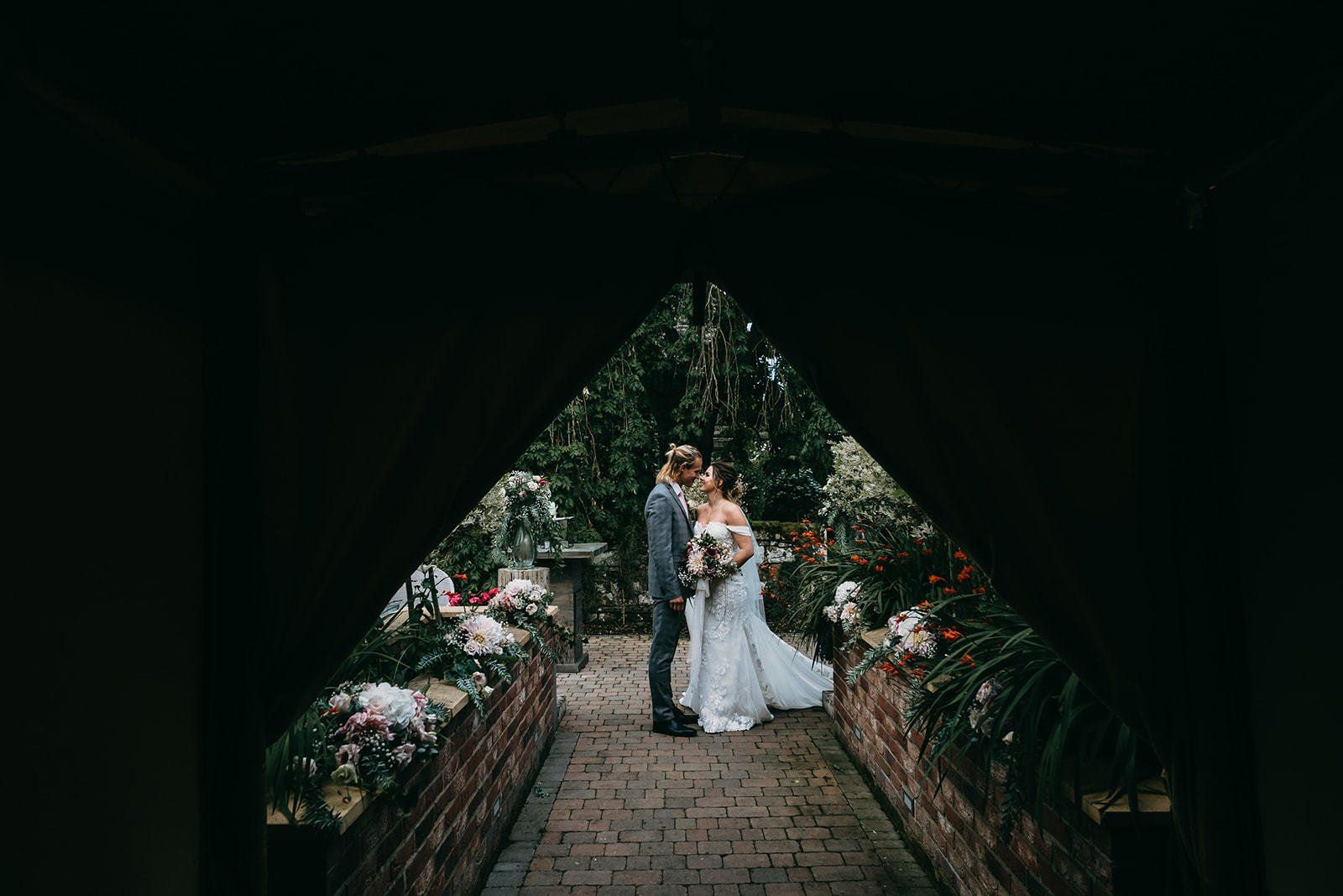 bride and groom archway woodhill hall
