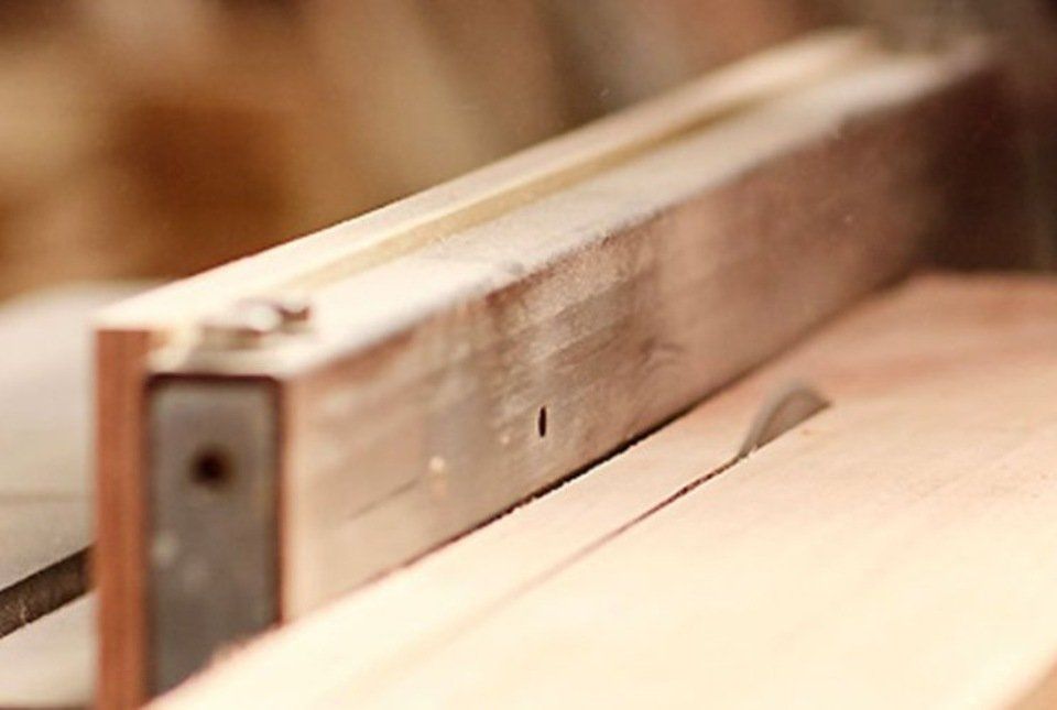 Realizzazione di serramenti in legno in una falegnameria