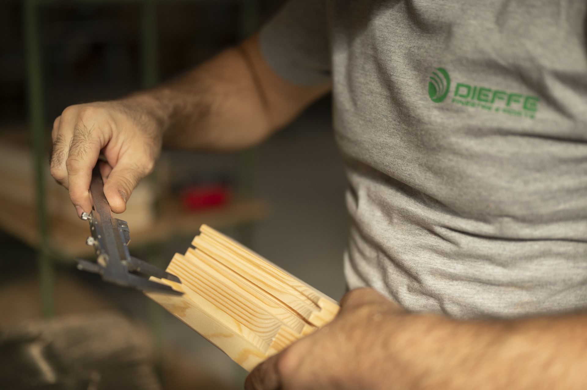 bambino che guarda fuori dalla finestra