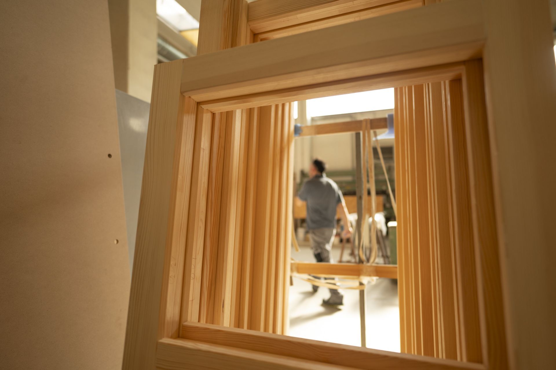 coppia abbracciata alla finestra