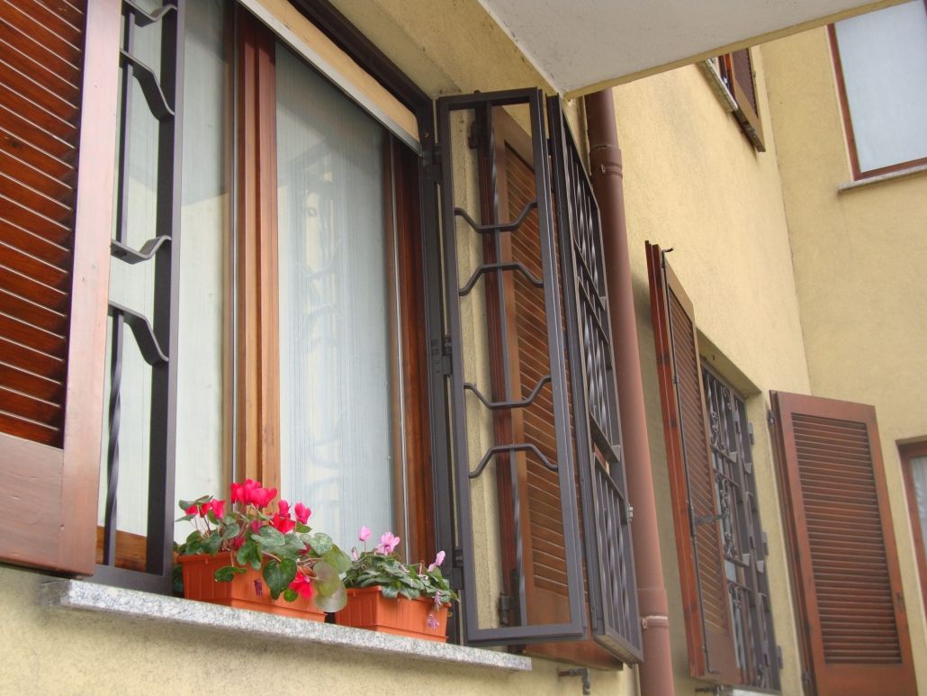 Finestra con inferriate di sicurezza, persiane