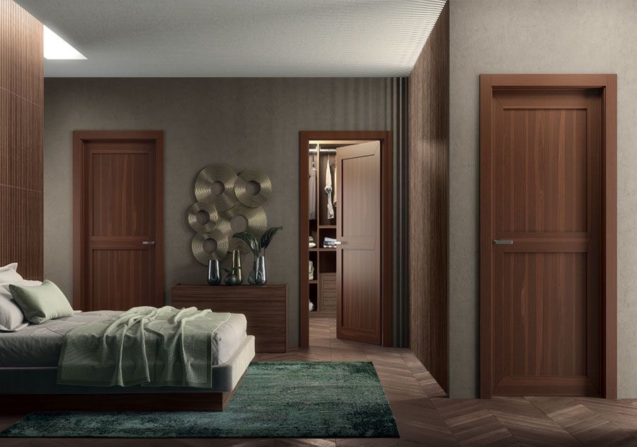 Camera da letto con tre porte in legno