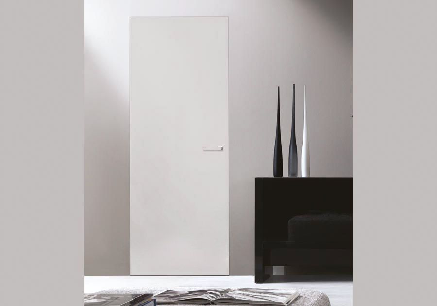 Porta bianca a filo in una stanza moderna, design minimalista.