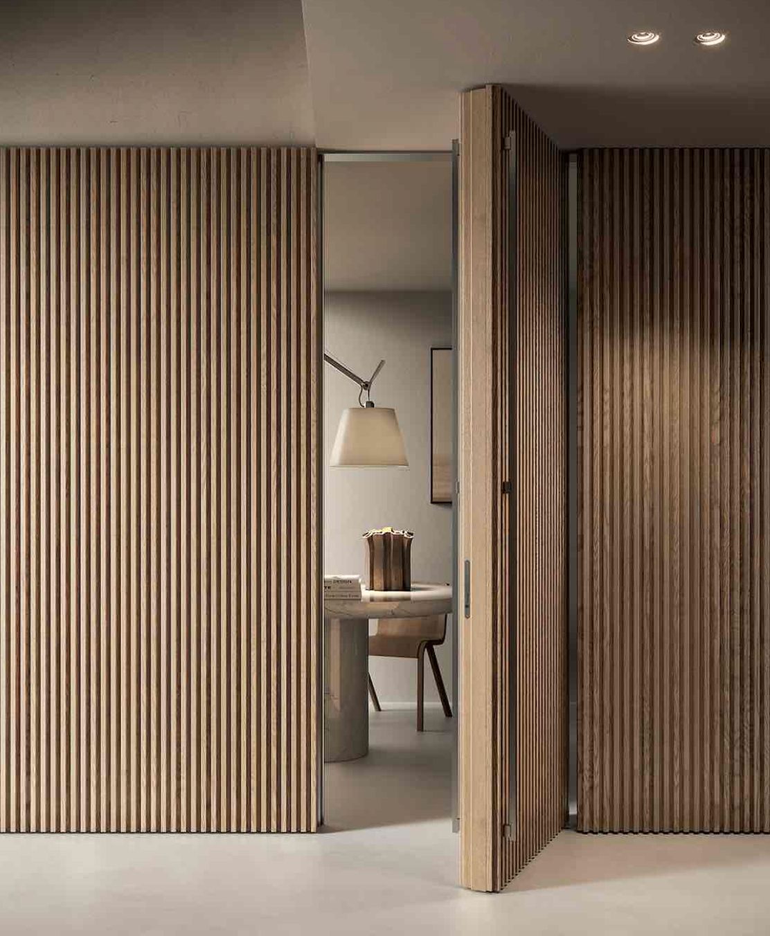 Pannelli in doghe di legno incorniciano una porta che si apre su uno spazio ufficio dai toni neutri.