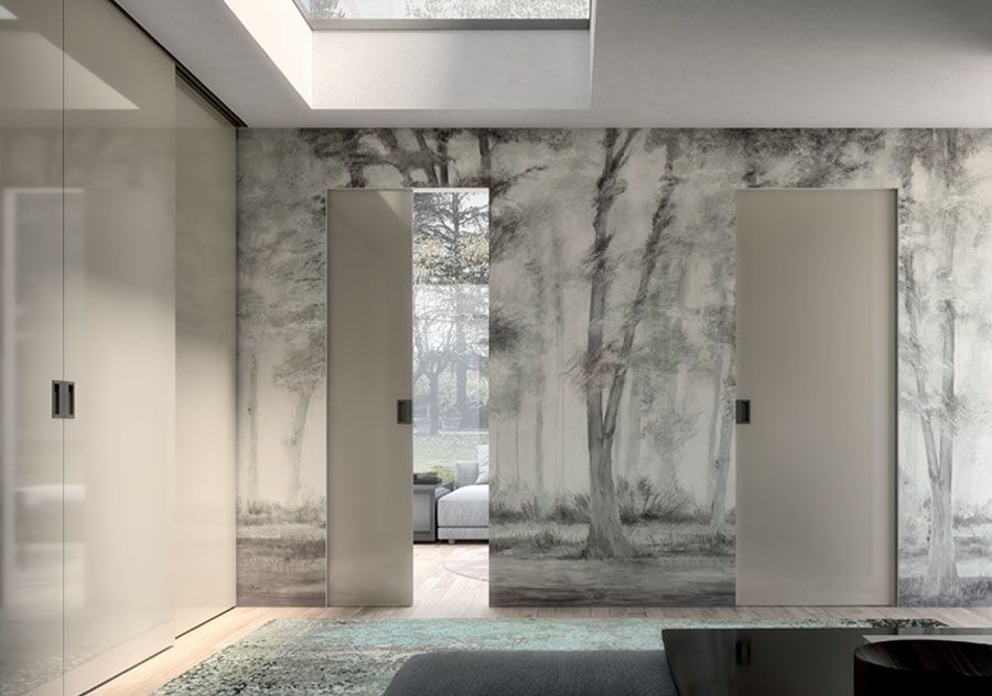 Camera moderna con porte scorrevoli.