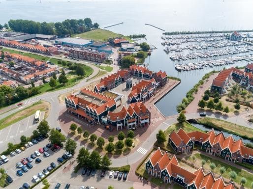 Een luchtfoto van het Marinapark en de haven