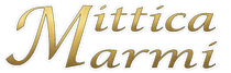Míttica Marmi, un logo in caratteri dorati su sfondo bianco.