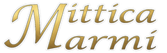 Míttica Marmi, un logo in caratteri dorati su sfondo bianco.