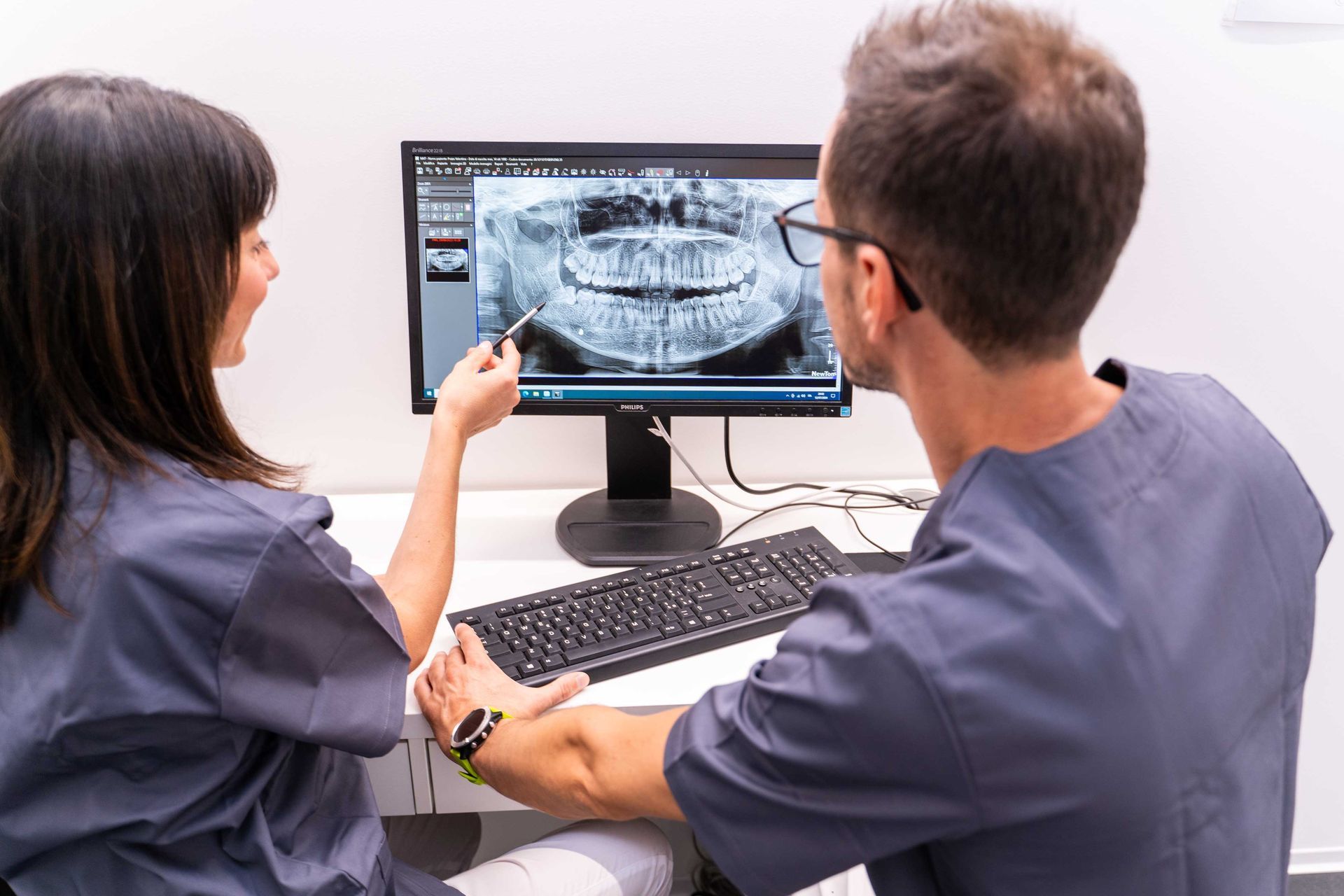 I dentisti della clinica odontoiatrica utilizzano uno strumento diagnostico