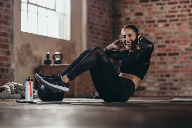 woman doing situps at a gym