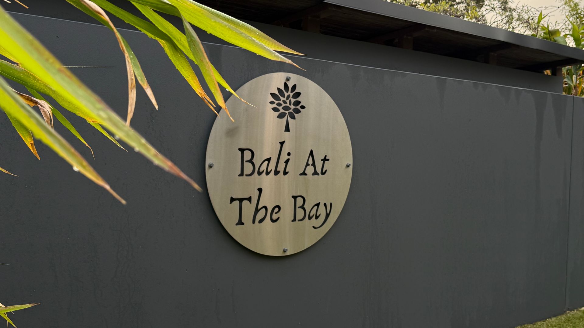 Round sign on a grey wall: 