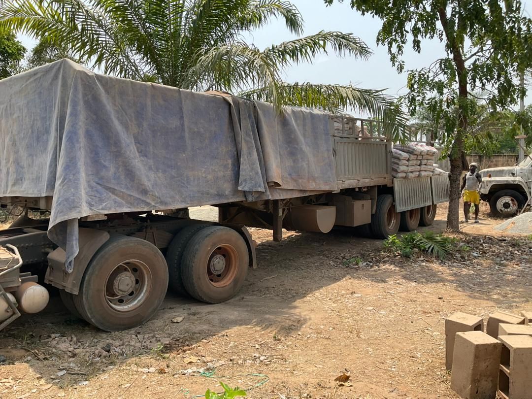 Truck holding materials for building