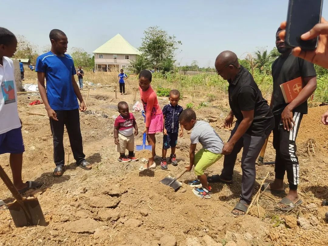 Children and community in Nigeria breaking ground