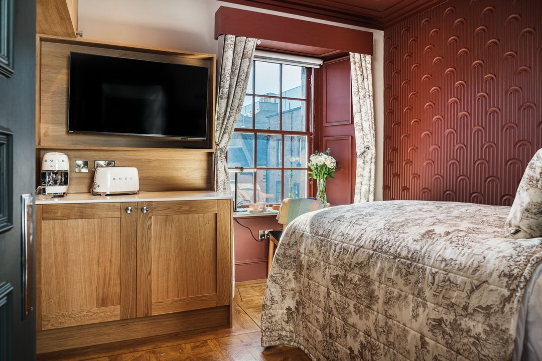Book a family room or self-catering suite at The Bonnie Hotel in Haymarket, Edinburgh; click here and book rooms directly for the best accommodation deals in Central Edinburgh