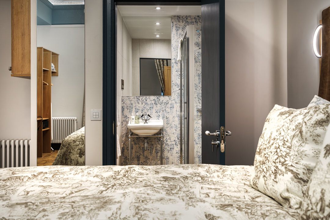 Book a double bed room at The Bonnie Hotel near Haymarket Station in Edinburgh's West End