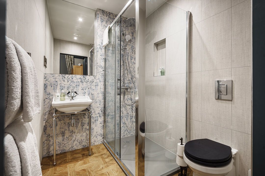 Book the deluxe suite at The Bonnie Hotel near Haymarket Station in Edinburgh's West End