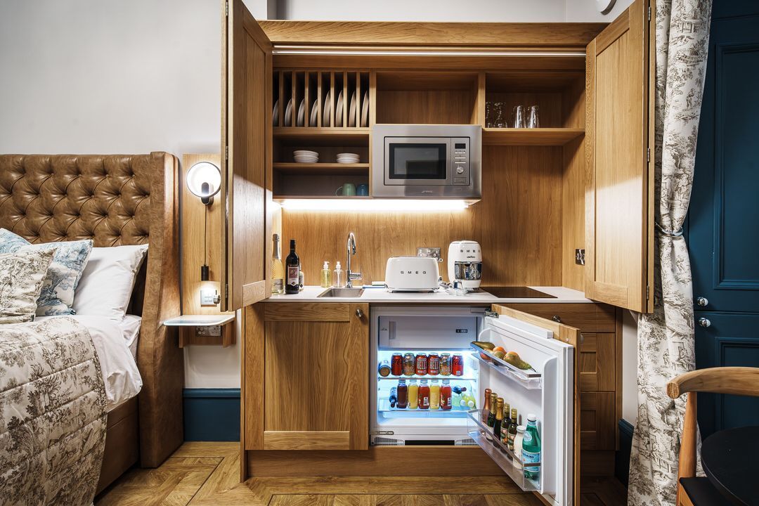 Book a double room or self-catering suite at The Bonnie Hotel in Haymarket, Edinburgh; click here and book rooms directly for the best accommodation deals in Central Edinburgh