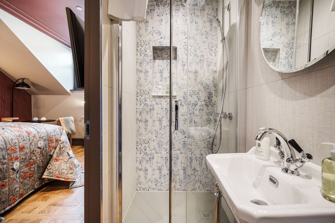 Book an Executive Dormer Suite at The Bonnie Hotel in Haymarket, Edinburgh; click here and executive dormer suite rooms directly for the best hotel deals in Central Edinburgh.