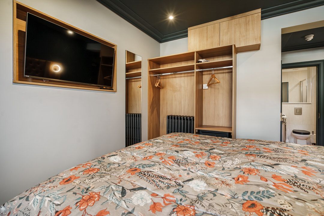 Book a double room suite at The Bonnie Hotel near Haymarket Train Station in Central Edinburgh