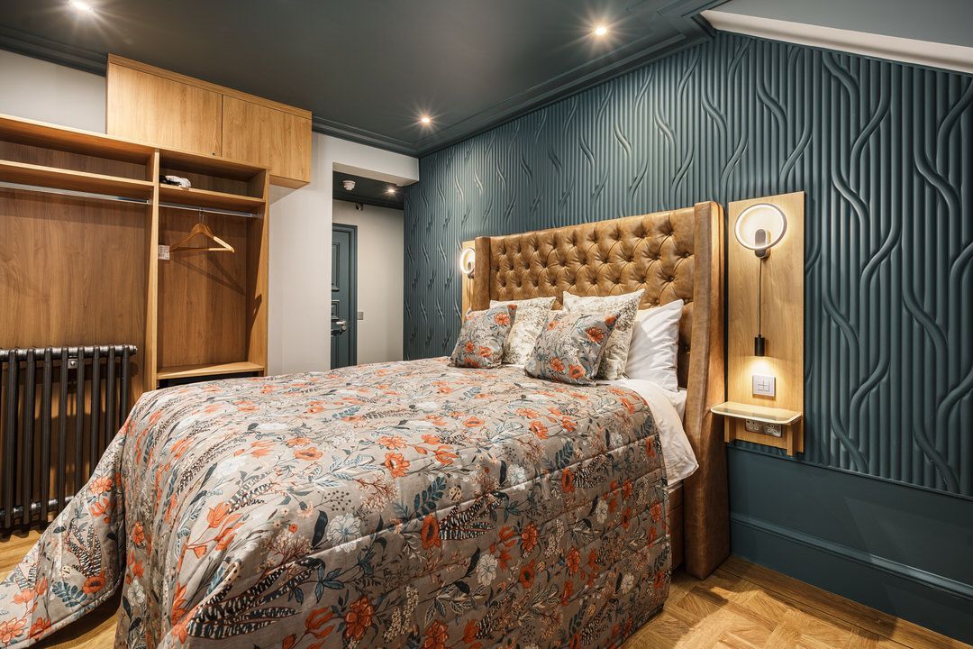 Book an Executive  Dormer Suite at The Bonnie Hotel in Central Edinburgh; click here and book double executive rooms directly for the best hotel deals in Central Edinburgh.