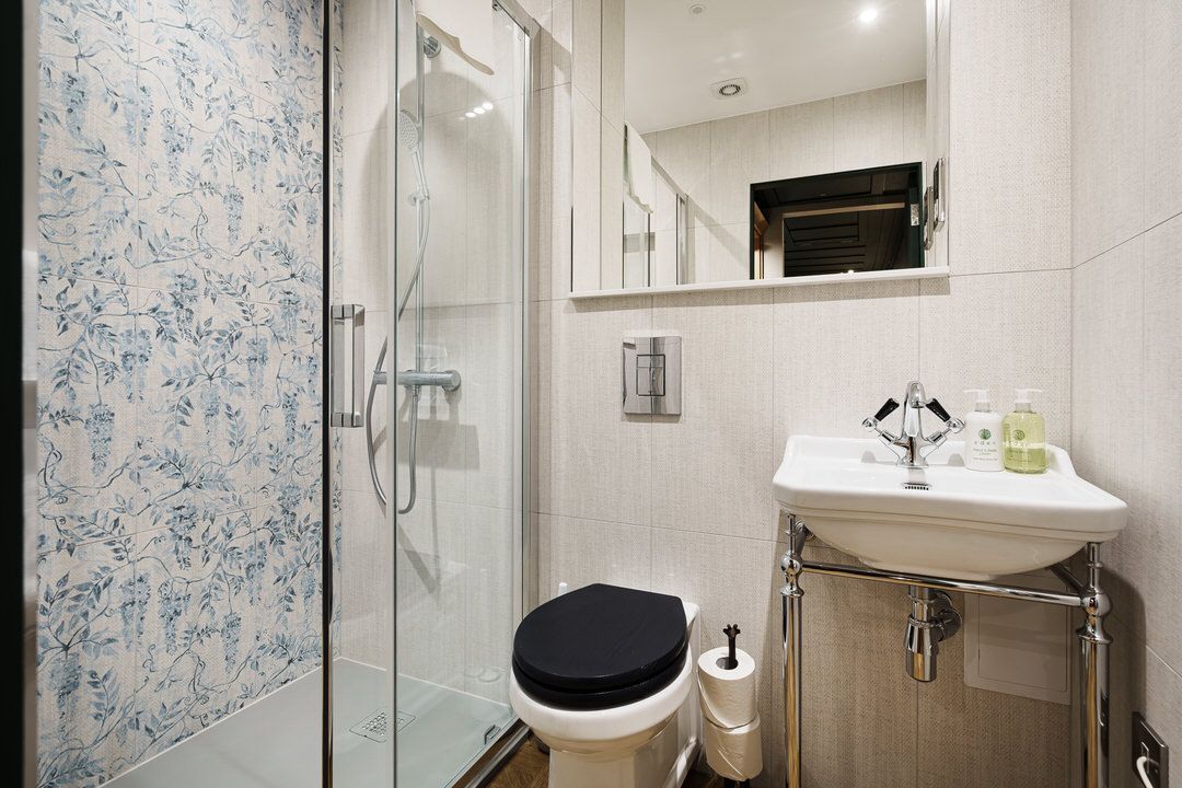Executive double room suites are available at The Bonnie Hotel in Haymarket, Edinburgh; click here to book executive double rooms directly for the best hotel deals in Central Edinburgh.