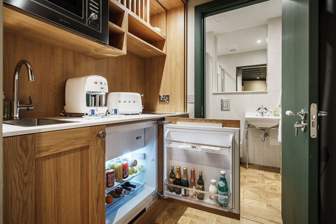 Book an executive double room suite at The Bonnie Hotel in Haymarket, Edinburgh; click here to book double executive rooms directly for the best hotel deals in Central Edinburgh.