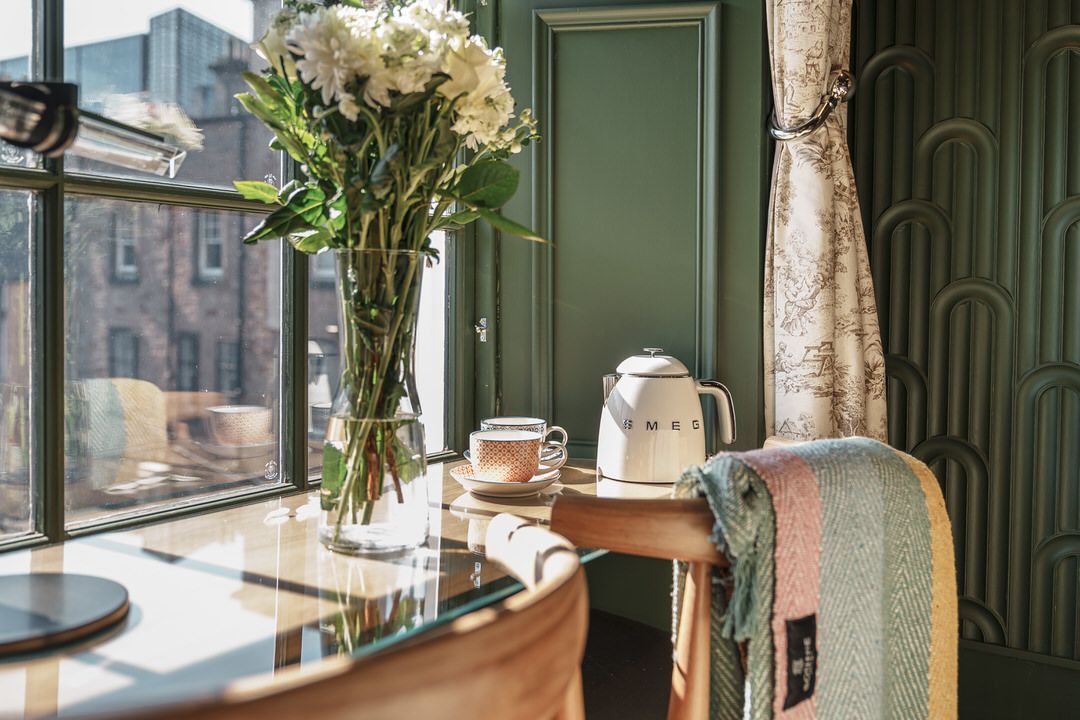 Book double room suites at The Bonnie Hotel in Haymarket, Edinburgh; click and book double executive rooms directly for the best hotel deals in Central Edinburgh.